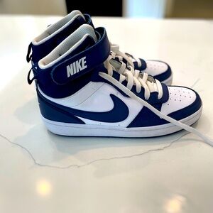 Nike youth 6.5 court borough excellent used condition